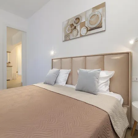 Luxury Sonja - With Hot Tub, Near Sea, Free Parking Apartment