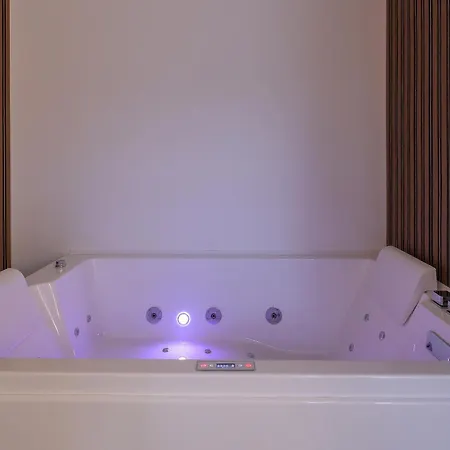 Apartment Luxury Sonja - With Hot Tub, Near Sea, Free Parking *